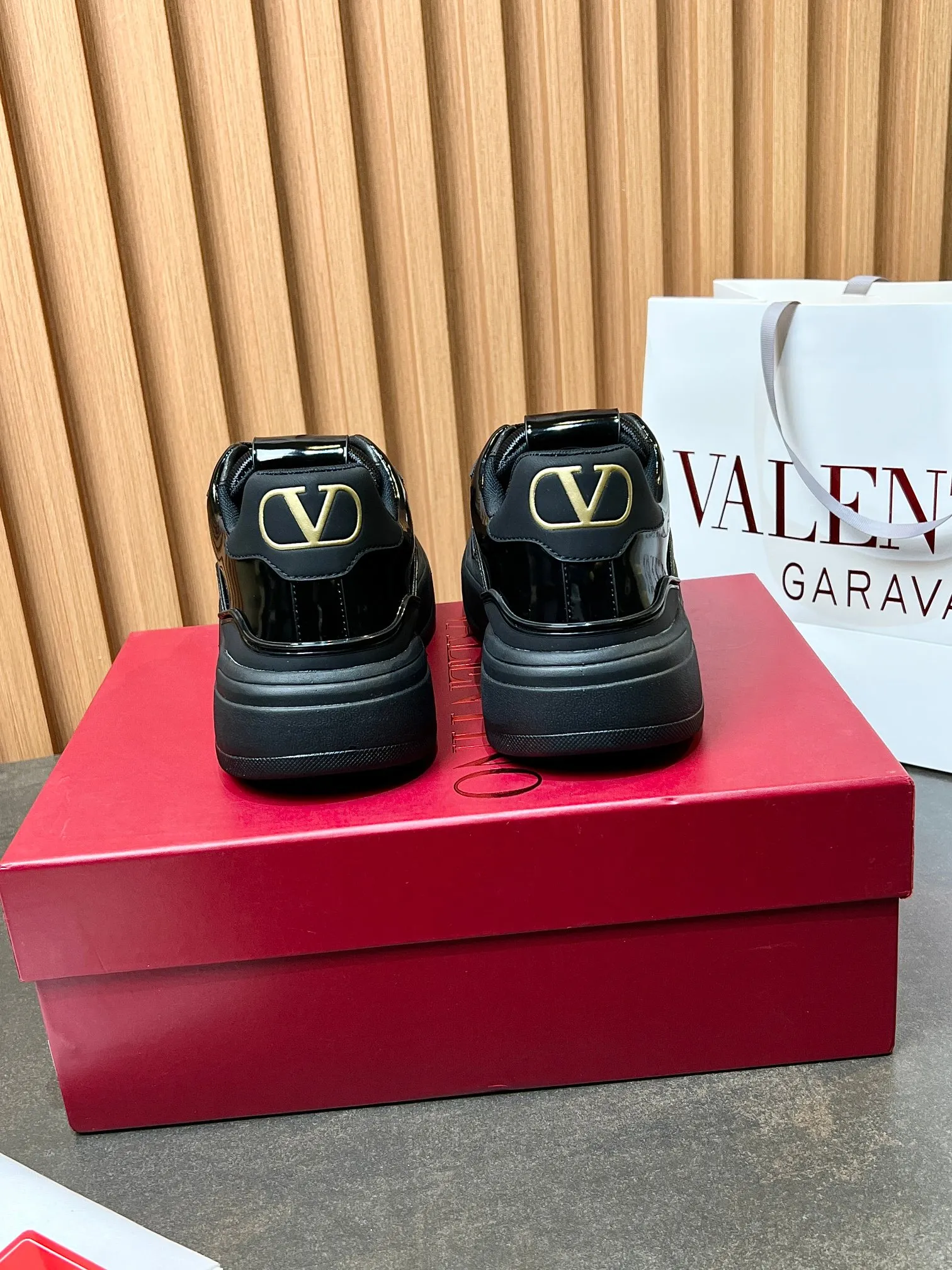 👟👟Ex-factory price 680👟👟 𝑽𝒂𝒍𝒆𝒏𝒕𝒊𝒏𝒐Valentino 𝑶𝒏𝒆𝑺𝒕𝒖𝒅 Couple's sneaker series Valentino 2025 latest couple's sneakers same style for celebrities Hot sale. The original ZP was purchased and dismantled. Repeated printing and modification. Trying to restore the original version 1:1! Top luxury masterpiece, soft and comfortable, combining fashion and leisure, bringing excellent and elegant texture and excellent on-foot comfort. Top purchasing version upper: imported calfskin surface/original oil edge craftsmanship. Lining: water-dyed cowhide lining. Outsole: original development 𝐓𝐏𝐔 two-color combination outsole. Packaging: original configuration complete package. Code number: 34-44